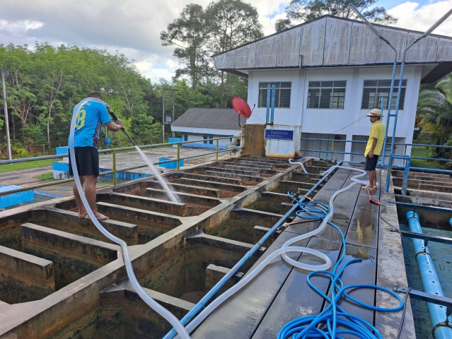 การประปาส่วนภูมิภาคสาขาจันดี ภายใต้การบริหารงานโดย นายโกวิทย์ เพชรเศรษฐ ผู้จัดการการประปาส่วนภูมิภาคสาขาจันดี มอบหมายให้พนักงานในสังกัดงานผลิต ล้างกรองและถังตกตะกอนโรงกรอง ตามแผนปฎิบัติการ WSP ประจำเดือน สิงหาคม 2565 ที่หน่วยบริการท่ายาง