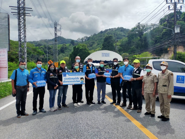 กปภ.สาขาภูเก็ต สนับสนุนน้ำดื่มบรรจุขวดตราสัญลักษณ์ กปภ. จำนวน 120 ขวด ให้กับเทศบาลเมืองกะทู้ เพื่อบริการประชาชนที่ใช้เส้นทางในการขึ้นลงเขาป่าตอง