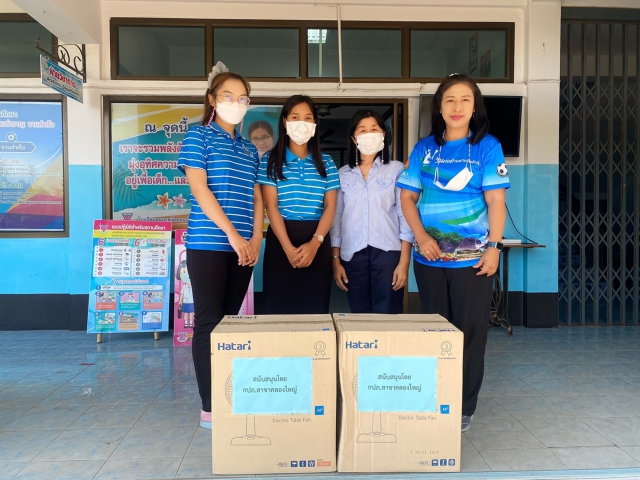 กปภ.สาขาคลองใหญ่ โดย นายศักดิกร เชื้อแพ่ง ผู้จัดการ กปภ.สาขาคลองใหญ่ ได้มอบหมายให้ นางสาวจันทณี มณีสุวรรณ พนักงานการเงินและบัญชี 4 และลูกจ้างในสังกัด ร่วมมอบพัดลมเพื่อใช้ในการ ออกร้านมัจฉาพาโชคของโรงเรียนอนุบาลวัดคลองใหญ่ ในงานศาลเจ้าแม่ทับทิมคลองใหญ่ ประจำปี 2566