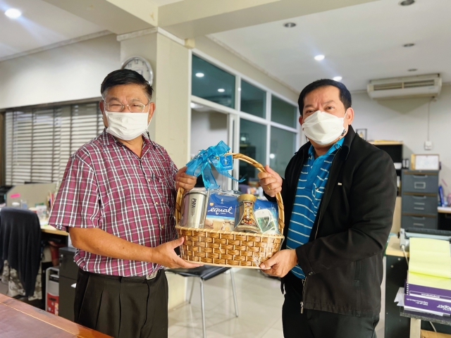 กปภ.สาขาสมุทรสงคราม มอบของที่ระลึกให้กับสื่อมวลชนท้องถิ่น เนื่องในโอกาสวันขึ้นปีใหม่ ปี 2566