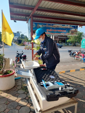 การประปาส่วนภูมิภาคสาขาชุมพร ลงพื้นที่สุ่มตรวจน้ำประปา เพื่อตรวจสอบคุณภาพน้ำในระบบจ่ายน้ำ ณ สถานีรถไฟชุมพร ต.ท่าตะเภา อ.เมือง จ.ชุมพร