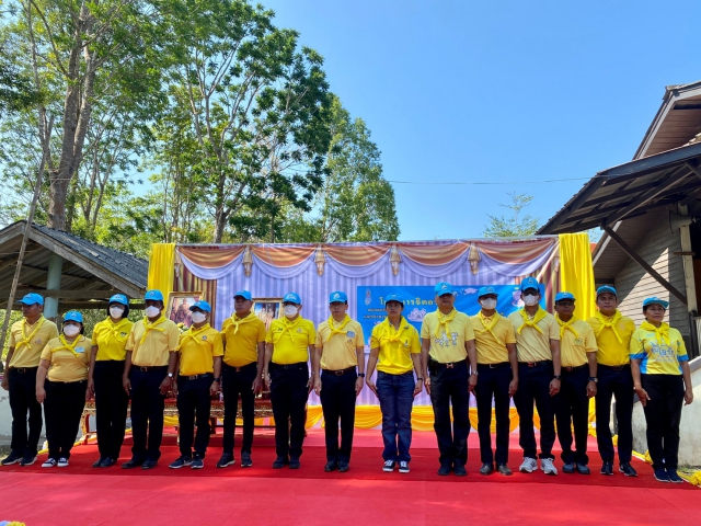 กปภ.สาขากระบี่ สนับสนุนน้ำดื่มบรรจุขวด กปภ. และร่วมกิจกรรมจิตอาสาพัฒนา ปรับปรุงภูมิทัศน์ทำความสะอาดลำน้ำ คูคลอง โดยรอบอนุสรณ์สถานประติมากรรม ภูมิในภักดิ์ รักในหลวง ณ วัดสุวรรณธาราราม หมู่ที่ 9 ตำบลกระบี่น้อย อำเภอเมืองกระบี่ จังหวัดกระบี่