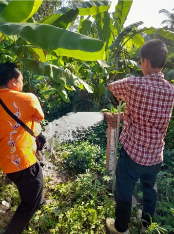การประปาส่วนภูมิภาค สาขากาญจนดิษฐ์ ลงพื้นที่ ทำความสะอาด ระบายตะกอนในเส้นท่อจ่ายน้ำ ผ่านหัวดับเพลิงและท่อหน้ามาตรประจำเดือน เมษายน 2566