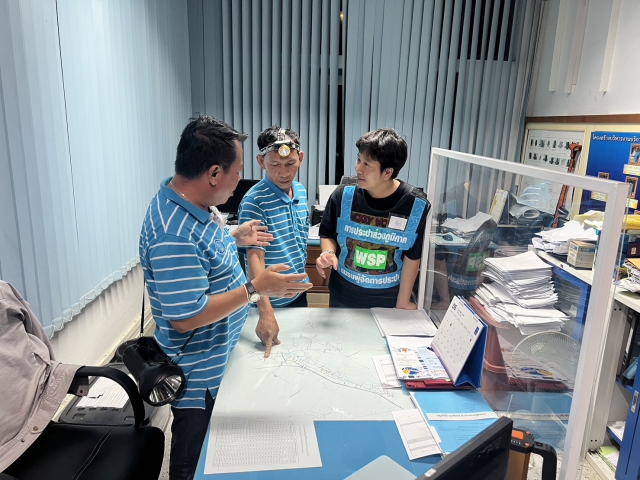 เมื่อวันที่ 12 มิถุนายน 2566 กปภ.สาขาเกาะคา โดยนางอรวรรณ รัตนจักร์ ผู้จัดการการประปาส่วนภูมิภาคสาขาเกาะคา มอบหมายให้ นายเสรี วุฒิไกรวัฒน์ หัวหน้างานบริการและควบคุมน้ำสูญเสีย พร้อมด้วยพนักงานในสังกัด ดำเนินการหาน้ำสูญเสีย โดยลงพื้นที่ทำ Step Test บริเวณ ต.ศาลา อ.เกาะคา จ.ลำปาง และสำรวจหาท่อแตก-รั่วในพื้นที่ ตามแผนการหาน้ำสูญเสีย ประจำปีงบประมาณ 2566 จากการสำรวจ พบจุดท่อแตกรั่ว จำนวน 1 จุด คือบริเวณหน้าร้านเสริมสวยเต้ยบิวตี้ ตรงข้ามโรงพยาบาลเกาะเคา และพบข้อต่อรั่ว จำนวน 1 จุด และได้ดำเนินการแก้ไขเรียบร้อยแล้ว