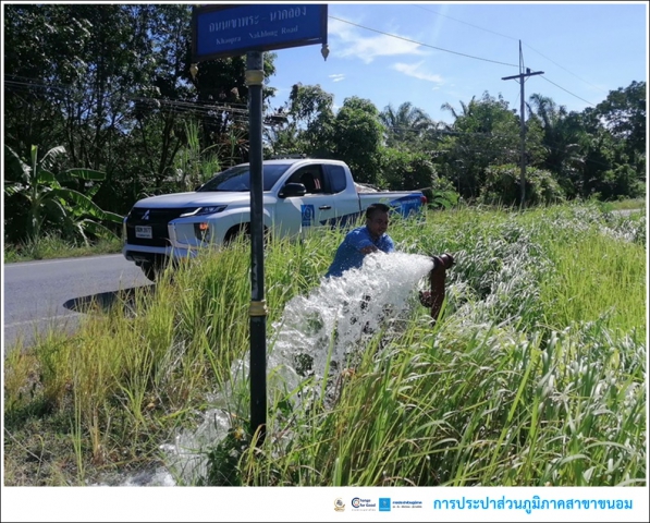 กปภ.สาขาขนอม ลงพื้นที่บริเวณบ้านท่าสำเภา ม.11 ต.ขนอม อ.ขนอม จ.นครศรีธรรมราช ในวันจันทร์ที่ 28 สิงหาคม พ.ศ.2566 เพื่อดำเนินการเปิดล้างตะกอนระบายในเส้นท่อจ่ายน้ำ (Blow off) ผ่านหัวดับเพลิง