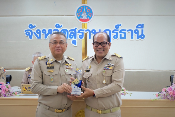 กปภ.สาขาสุราษฎร์ธานี(พ) เข้าร่วมประชุมหัวหน้าส่วนราชการจังหวัดฯ ประจำเดือนกันยายน 2566 และรับโล่ตรามาตรฐาน GECC ณ ศาลากลางจังหวัดสุราษฎร์ธานี