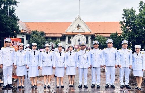 นายพรพจน์ ฑีฆายุ ผู้จัดการการประปาส่วนภูมิภาคสาขาลำพูน ได้มอบหมายให้หัวหน้างานและพนักงานในสังกัด เข้าร่วมพิธีวางพวงมาลาถวายราชสักการะ พระบรมราชานุสาวรีย์พระบาทสมเด็จพระจุลจอมเกล้าเจ้าอยู่หัว เนื่องในวันปิยมหาราช 23 ตุลาคม 2566 ด้วยความสำนึกในพระมหากรุณาธิคุณ ณ บริเวณลานหน้าศาลากลาง (หลังเก่า) ต.ในเมือง อ.เมือง จ.ลำพูน