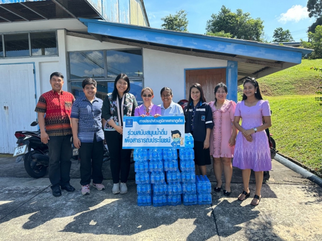 กปภ.สาขาภูเก็ต สนับสนุนน้ำดื่มบรรจุขวดตราสัญลักษณ์ กปภ. จำนวน 300 ขวด สำหรับจัดกิจกรรมส่งเสริมและสนับสนุนการใช้และสวมใส่ผ้าไทย