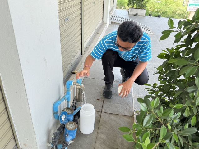 วันศุกร์ที่ 19 มกราคม 2567 กปภ.สาขากาญจนดิษฐ์ ลงพื้นที่สุ่มตรวจน้ำประปา บริเวณสถานีผลิตน้ำบ้านน้ำฉา โดยเก็บตัวอย่างน้ำจากก๊อกน้ำที่บ้านของผู้ใช้น้ำไปตรวจสอบคุณภาพน้ำ ซึ่งเป็นหนึ่งในกระบวนการติดตามประเมินผลและควบคุมคุณภาพน้ำประปาให้ได้มาตรฐาน