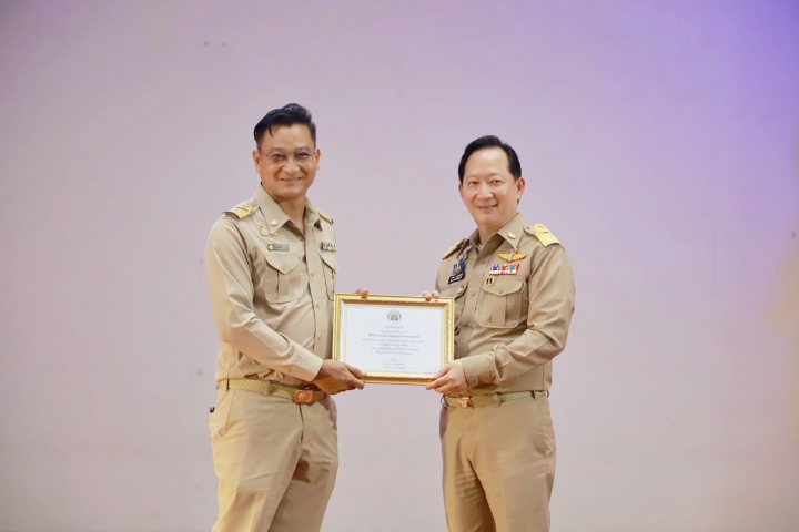 กปภ.สาขาปทุมธานี รับมอบเกียรติบัตรในการสนับสนุนน้ำดื่มบรรจุขวด ตราสัญลักษณ์ กปภ. และเข้าร่วมกิจกรรมโครงการขับเคลื่อนนโยบาย ครู ก ประวัติศาสตร์ชาติไทยประจำท้องถิ่น จากผู้ว่าราชการจังหวัดปทุมธานี