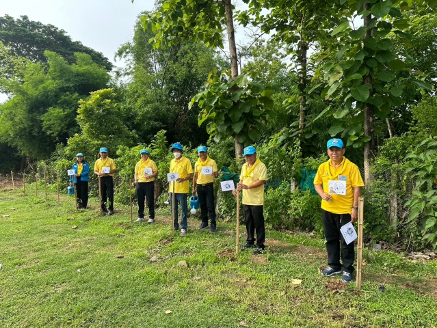 จิตอาสาพัฒนา เนื่องในวันคล้ายวันเฉลิมพระชนมพรรษา สมเด็จพระนางเจ้าสุทิดา พัชรสุธาพิมลลักษณ พระบรมราชินี ********************* เมื่อวันที่ 31 พ.ค. 67 เวลา 09.15 น. นายปรีชาวุฒิ นาคยิ้ม ผู้จัดการการประปาส่วนภูมิภาคสาขาเกาะคา พร้อมด้วยหัวหน้างาน 3 งาน และพนักงานในสังกัด เข้าร่วมกิจกรรมจิตอาสาพัฒนา กิจกรรมเฉลิมพระเกียรติสมเด็จพระนางเจ้าสุทธิดา พัชรสุธาพิมลลักษณ พระบรมราชินี เนื่องในวันคล้ายวันเฉลิมพระชนมพรรษา 46 พรรษา 3 มิถุนายน 2567 และได้สนับสนุนน้ำดื่มบรรจุขวดตราสัญลักษณ์ กปภ. จำนวน 180 ขวด เพื่อบริการผู้เข้าร่วมกิจกรรม ณ บริเวณรอบสนามกีฬาบ้านศาลาดงลาน หมู่ 1 ต.ศาลา อ.เกาะคา จ.ลำปาง #csr การประปาส่วนภูมิภาค#กปภ.ปลูกป่าเพื่อแผ่นดิน#ดินดีน้ำดีชีวีมีสุขอย่างยั่งยืน#กปภ.สาขาเกาะคา