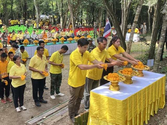 กปภ.สาขากุยบุรี ร่วมวางดอกไม้สีเหลือง ตอเอกไม้จันทน์หอม เพื่อถวายเป็นพระราชกุศลและน้อมรำลึกถึงพระมหากรุณาธิคุณ พระบาทสมเด็จพระบรมชนกาธิเบศร มหาภูมิพลอดุลยเดชมหาราช บรมนาถบพิตร