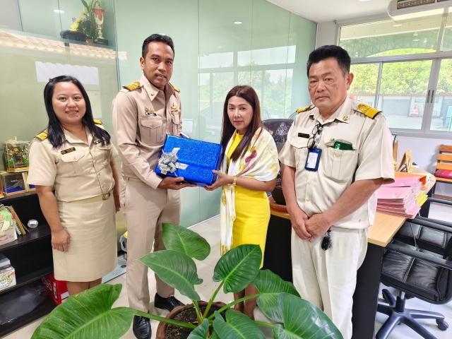 กปภ.สาขาท่ามะกา เข้าสวัสดีปีใหม่หัวหน้าส่วนราชการ และลูกค้ารายใหญ่ วันจันทร์ที่ 6 มกราคม 2568 ได้แก่ อบต.ทุ่งทอง, บริษัท ศรีฟ้าโฟรเซนฟู้ด จำกัด (โรงงานขนมร้านศรีฟ้าเบเกอรี่) และบริษัท วีอาร์พี ฟู้ด แอนด์ เบเกอร์รี่ จำกัด (โรงงานขนมร้านปั้นคำหอม) เพื่อสวัสดีปีใหม่ ปี 2568 และประสานงานเกี่ยวกับโครงการจิตอาสา กปภ.เฉลิมพระเกียรติ ปี 2568