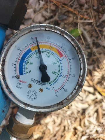 การประปาส่วนภูมิภาคสาขากาญจนดิษฐ์ ภายใต้การบริหารงานโดย นายสุรพงศ์ สมหวัง ผู้จัดการการประปาส่วนภูมิภาคสาขากาญจนดิษฐ์ มอบหมายพนักงานในสังกัด ดำเนินการตรวจวัดแรงดันน้ำ