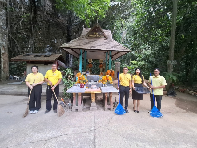 การประปาส่วนภูมิภาคสาขาอ่าวลึก ทำกิจกรรมจิตอาสาบำเพ็ญสาธารณะประโยชน์ เนื่องในวันข้าราชการพลเรือน 2568 ณ ศาลโต๊ะช่อง โต๊ะยวน
