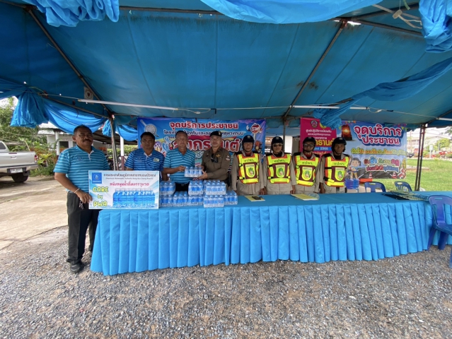 กปภ.สาขาหนองบัวแดง มอบน้ำดื่มบรรจุขวดตราสัญลักษณ์ กปภ. ในวันศุกร์ที่ 11 เมษายน 2568