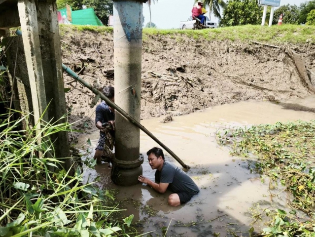กปภ.สาขาสมุทรสาคร (พ) ดำเนินการกำจัดเศษขยะและวัชพืช บริเวณท่อทางดูดปั๊มบ่อยืม สถานีผลิตน้ำโพธาราม