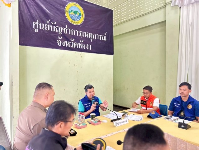 กปภ.สาขาตะกั่วป่า สนับสนุนน้ำดื่มบรรจุขวดตราสัญลักษณ์ กปภ. ภายใต้โครงการกปภ.น้ำใจ(PWA Care) ให้กับสำนักงานป้องกันและบรรเทาสาธารณภัยจังหวัดพังงา