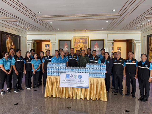 กปภ.สาขาปักธงชัย ร่วมส่งมอบน้ำดื่มบรรจุขวด ตราสัญลักษณ์ กปภ.