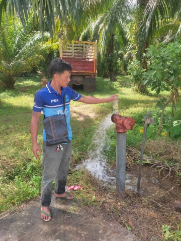 กปภ.สาขาคลองท่อมดำเนินการเปิดล้างระบายตะกอนในเส้นท่อจ่ายน้ำ (Blow off) ผ่านหัวดับเพลิง