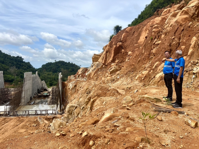 กปภ.สาขาขลุง ลงพื้นที่สำรวจความคืบหน้า "โครงการอ่างเก็บน้ำห้วยแห้งอันเนื่องมาจากพระราชดำริ"