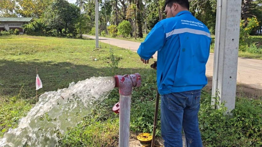 การประปาส่วนภูมิภาคสาขาบางสะพาน ลงพื้นที่ดำเนินการโบล์วระบายตะกอนในเส้นท่อ ในบริเวณพื้นที่ตำบลพงศ์ประศาสน์  จังหวัดประจวบคีรีขันธ์