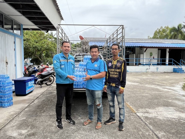 การประปาส่วนภูมิภาคสาขาขนอม ร่วมสนับสนุนน้ำดื่มบรรจุขวดตราสัญลักษณ์ กปภ. จำนวน 200 ขวด แก่วัดอ่าวเตล็ด เพื่อใช้ในงานทอดกฐินสามัคคี