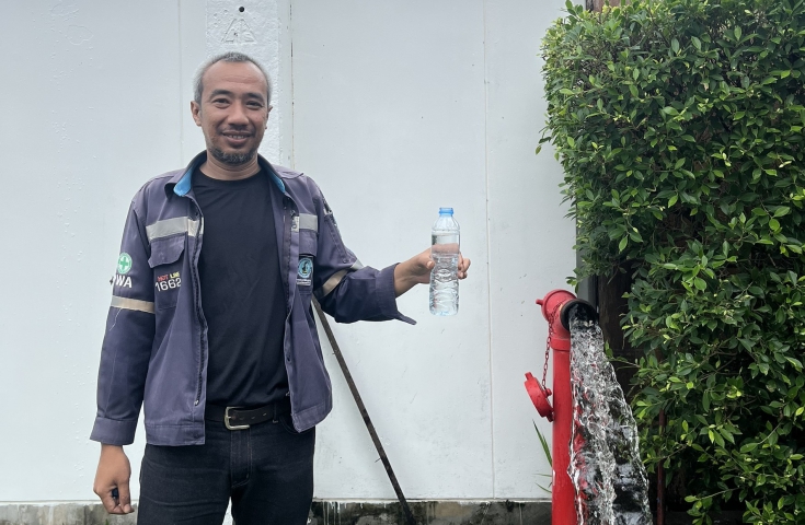 กปภ.ภูเก็ต นำทีมลงพื้นที่ บริเวณหมู่บ้านโมโนป่าหลาย ต.ฉลอง อ. เมือง จ.ภูเก็ต ดำเนินการระบายตะกอนในเส้นท่อจ่ายน้ำ (Blow off)