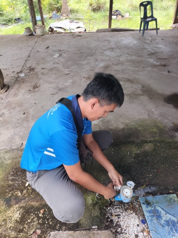 การประปาส่วนภูมิภาคสาขากาญจนดิษฐ์ ภายใต้การบริหารงานโดย นายสุรพงศ์ สมหวัง ผู้จัดการการประปาส่วนภูมิภาคสาขากาญจนดิษฐ์ มอบหมายพนักงานในสังกัด ดำเนินการตรวจวัดแรงดันน้ำ โดยลงพื้นที่สถานีจ่ายน้ำสะพานดิน บริเวณบ้านผู้ใช้น้ำ หมู่ 3 ตำบลท่าทองใหม่ อำเภอกาญจนดิษฐ์ จังหวัดสุราษฎร์ธานี