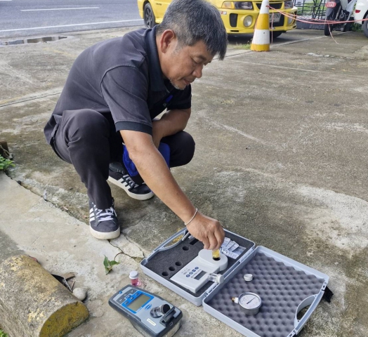 กปภ.สาขาภูเก็ต นำทีมลงพื้นที่ บริเวณตรงข้ามพิพิธภัณฑ์หอยราไวย์ ตำบลราไวย์ อำเภอเมืองภูเก็ต จังหวัดภูเก็ต เพื่อดำเนินการตรวจสอบคุณภาพน้ำ