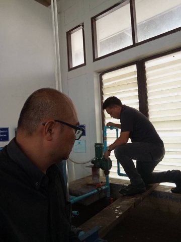 กปภ.สาขากาญจนบุรี ทำกิจกรรมปรับปรุงอุปกรณ์การจ่ายสารเคมี ให้มีประสิทธิภาพมากขึ้น เพื่อเตรียมความพร้อมด้านคุณภาพน้ำประปา สำหรับการรับมือผลกระทบจากพายุไต้ฝุ่น "คัลแมกี"