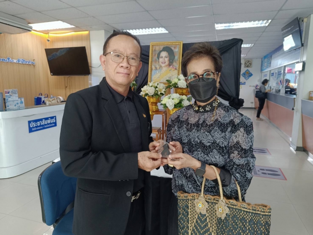 กปภ.สาขารังสิต(พ) แจกริบบิ้นไว้อาลัย น้อมถวายเป็นพระราชกุศล แด่.. สมเด็จพระนางเจ้าสิริกิติ์ พระบรมราชินีนาถ พระบรมราชชนนีพันปีหลวง