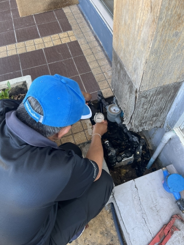 กปภ.สาขาภูเก็ต นำทีมลงพื้นที่ตรวจสอบคุณภาพน้ำปลายสาย บริเวณหมู่บ้านเปรมทรัพย์ ถนนผังเมืองสาย ก  ตำบลป่าตอง อำเภอกะทู้ จังหวัดภูเก็ต  เพื่อดำเนินการตรวจสอบคุณภาพน้ำ