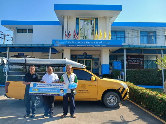 กปภ.สาขาปากท่อ มอบน้ำดื่มบรรจุขวดสนับสนุนภารกิจแขวงทางหลวงเขาย้อย