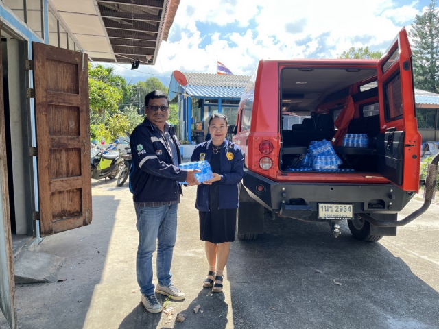 กปภ.สาขาขนอม มอบน้ำดื่มบรรจุขวดตราสัญลักษณ์ กปภ. ให้กับสำนักงานป้องกันและบรรเทาสาธารณภัย ในช่วงเทศกาลปีใหม่ พ.ศ.2569
