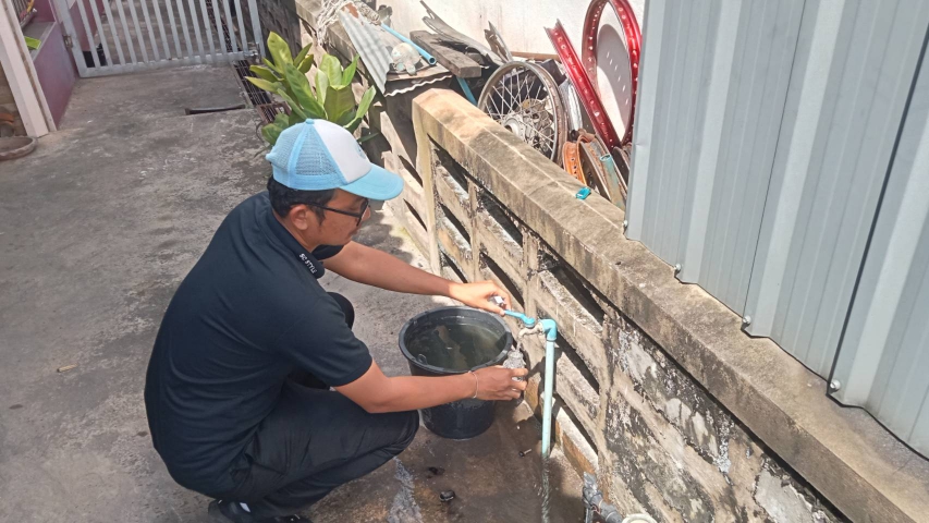 กปภ.สาขากาญจนดิษฐ์ ลงพื้นที่สุ่มน้ำประปา บริเวณร้านซ่อมมอเตอร์ไซค์ ม.1 ต.กะแดะ อ.กาญจนดิษฐ์ จังหวัดสุราษฎร์ธานี พื้นที่แม่ข่ายกาญจนดิษฐ์ โดยเก็บตัวอย่างน้ำจากก๊อกน้ำที่บ้านของผู้ใช้น้ำไปตรวจสอบคุณภาพน้ำ