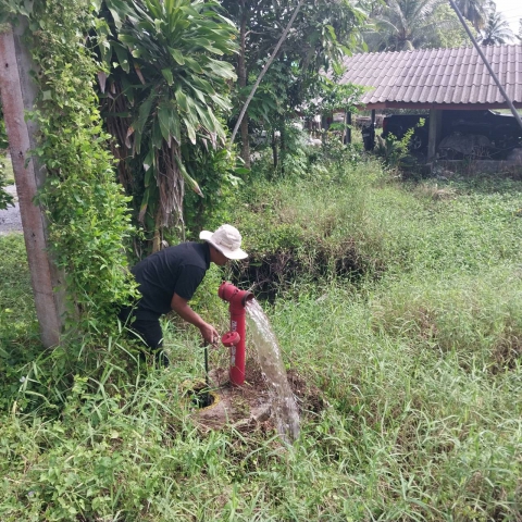 กปภ.สาขาปากพนัง ลงพื้นที่ดำเนินการระบายตะกอนในเส้นท่อจ่ายน้ำ (Blow off) ตามโครงการผู้ใช้น้ำมั่นใจ กปภ.เช็ค ชัวร์ ประจำเดือนมกราคม 2569