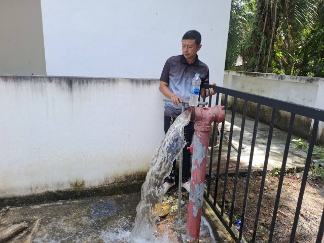 การประปาส่วนภูมิภาคสาขากาญจนดิษฐ์ นำทีมลงพื้นที่บริเวณบ้านผู้ใช้น้ำ หมู่บ้านนาราวิลล่า3 หมู่ที่ 2 ต.ทุ่งกง อ.กาญจนดิษฐ์ จ.สุราษฎร์ธานี ดำเนินการเปิดล้างระบายตะกอนในเส้นท่อจ่ายน้ำ (Blow off) ผ่านหัวดับเพลิง