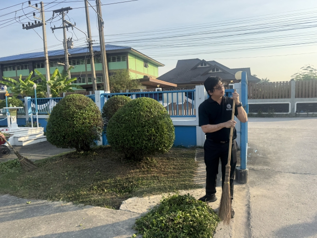 กปภ.สาขาสามพราน ร่วมกิจกรรมตัดหญ้าและตัดแต่งกิ่งไม้ ปรับปรุงภูมิทัศน์รอบสำนักงาน