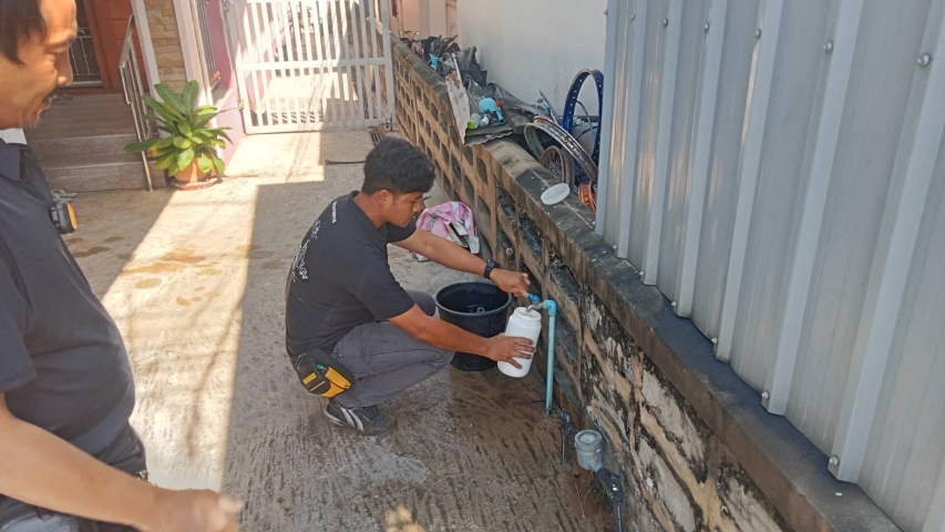 กปภ.สาขากาญจนดิษฐ์ ลงพื้นที่สุ่มน้ำประปา บริเวณร้านซ่อมรถหน้าอำเภอกาญจนดิษฐ์ ม.1 ต.กะแดะ อ.กาญจนดิษฐ์ จังหวัดสุราษฎร์ธานี พื้นที่แม่ข่ายกาญจนดิษฐ์ โดยเก็บตัวอย่างน้ำจากก๊อกน้ำที่บ้านของผู้ใช้น้ำไปตรวจสอบคุณภาพน้ำ