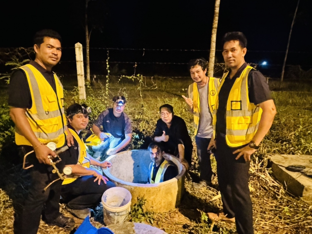 การประปาส่วนภูมิภาคสาขาอ่าวลึก ลงพื้นที่ดำเนินการถอดล้าง PRV เพื่อกำจัดคราบตะกอนและคราบหินปูนที่เข้าไปอุดตันกลไกภายในวาล์วน้ำ บริเวณข้างร้านบังเลาะห์ ตำบลอ่าวลึกใต้ อำเภออ่าวลึก จังหวัดกระบี่