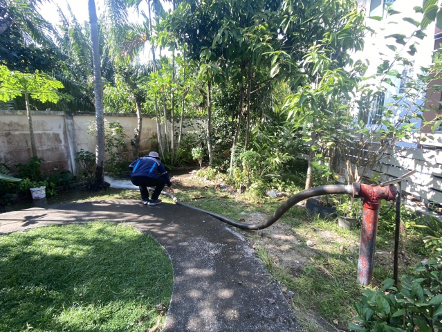 กปภ.สาขาภูเก็ต นำทีมลงพื้นที่ บริเวณหมู่บ้านไอลีพไพร์ม 1 ตำบลป่าคลอก อำเถอถลาง จังหวัดภูเก็ต   ดำเนินการระบายตะกอนในเส้นท่อจ่ายน้ำ (Blow off)