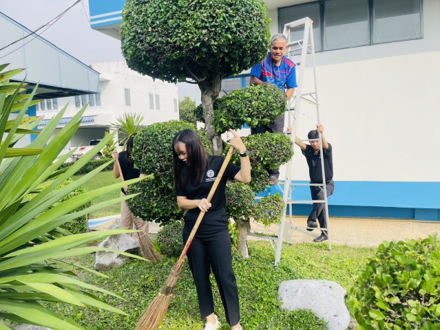 กปภ.สาขาสามพราน ร่วมกิจกรรมตัดหญ้าและตัดแต่งกิ่งไม้ ปรับปรุงภูมิทัศน์รอบสำนักงาน