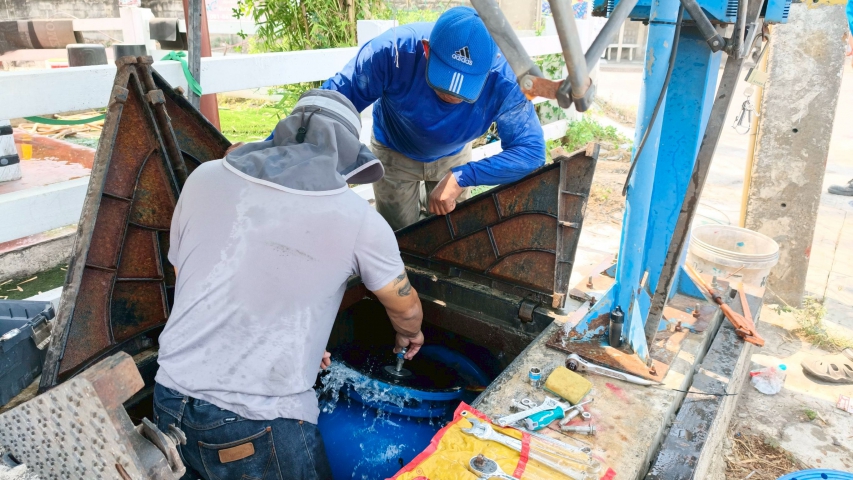 กปภ.สาขาอ้อมน้อย ถอดล้างหัว PRV (Pressure Reducing Valve) DMA12 บริเวณโรงงานผ้าขนหนู ตามแผนงานบำรุงรักษาป้องกันเชิงรุก