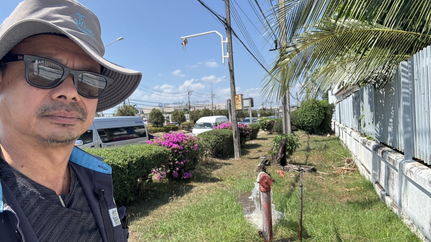 กปภ.สาขาภูเก็ต นำทีมลงพื้นที่ บริเวณท่าอากาศยานนานาชาติภูเก็ต อำเถอถลาง จังหวัดภูเก็ต ดำเนินการระบายตะกอนในเส้นท่อจ่ายน้ำ (Blow off)