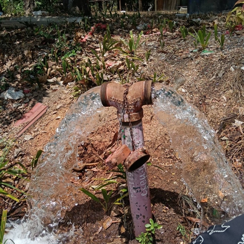 กปภ.สาขากระบี่ ดำเนินการตามแผนงานบริการและควบคุมน้ำสูญเสีย โบล์วน้ำเพื่อระบายตะกอนในเส้นท่อ พื้นที่ ถนนหินขวาง ตำบลกระบี่ใหญ่ อำเภอเมือง จังหวัดกระบี่