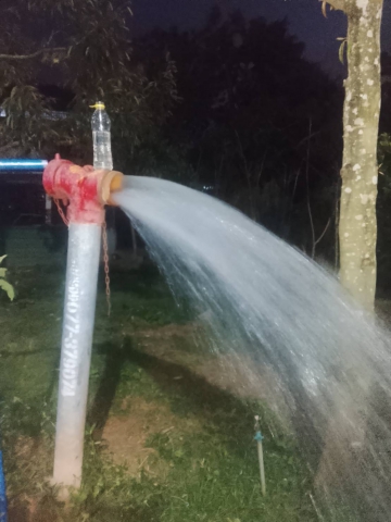 การประปาส่วนภูมิภาคสาขากาญจนดิษฐ์ นำทีมลงพื้นที่บริเวณบ้านผู้ใช้น้ำ  ซอย 8 หมู่ที่ 1 ต.กะแดะ อ.กาญจนดิษฐ์ จ.สุราษฎร์ธานี ดำเนินการเปิดล้างระบายตะกอนในเส้นท่อจ่ายน้ำ (Blow off) ผ่านหัวดับเพลิง