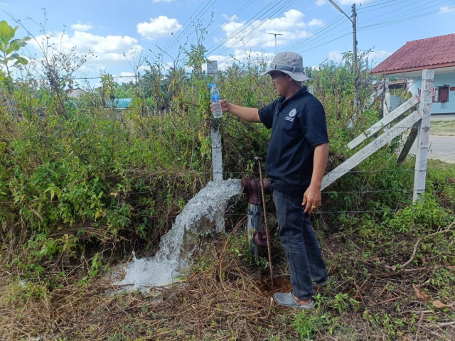 กปภ.สาขาคลองท่อม นำทีมลงพื้นที่ เปิดล้างระบายตะกอนในเส้นท่อจ่ายน้ำ (Blow off) ผ่านหัวดับเพลิง