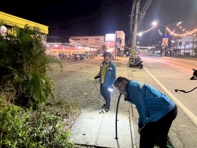 กปภ.สาขาปากพนัง ลงพื้นที่เดินสำรวจหาท่อแตก/ท่อรั่ว จากการทำ step test  ตามแผนลดน้ำสูญเสีย บริเวณพื้นที่ ถนนพานิชสัมพันธ์  ตำบลปากพนัง อำเภอปากพนัง จังหวัดนครศรีธรรมราช