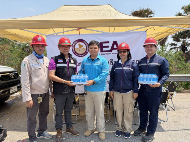 กปภ.สาขากบินทร์บุรี  รุดมอบน้ำดื่มสนับสนุนภารกิจ กฟภ. เร่งกู้เสาไฟฟ้าแรงสูงหักโค่นจากเหตุพายุถล่ม
